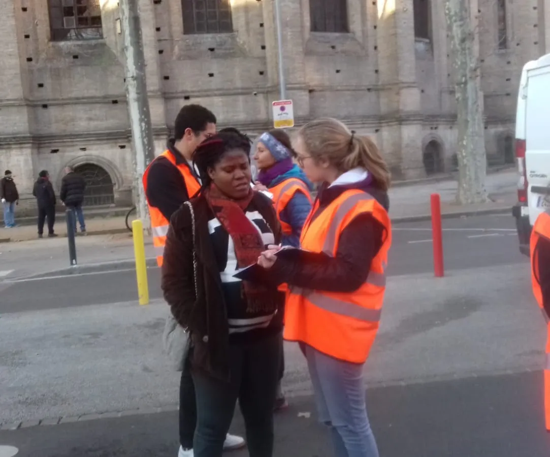 Une bénévole de Sakado 31 échange avec une personne aidée lors d'une maraude à Toulouse