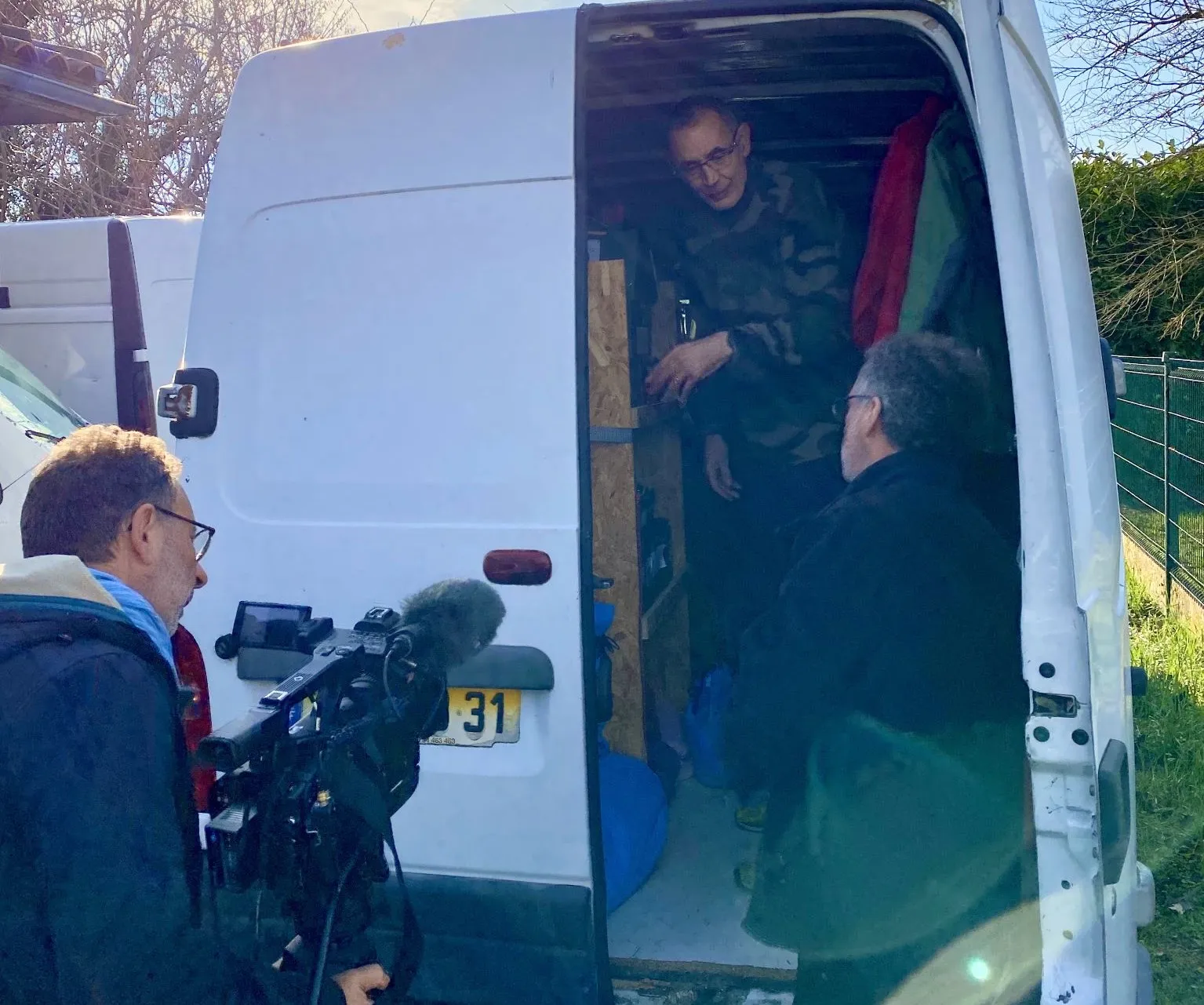 L'équipe de France 3 Occitanie filme le chargement d'un véhicule de Sakado 31 avant la maraude